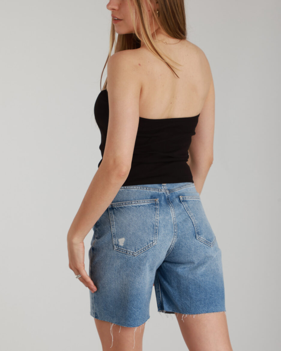 ⁦קרופ טופ ללא שרוולים Calvin Klein⁩ – תמונה ⁦2⁩