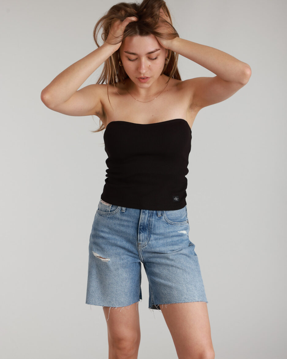 ⁦קרופ טופ ללא שרוולים Calvin Klein⁩ – תמונה ⁦4⁩