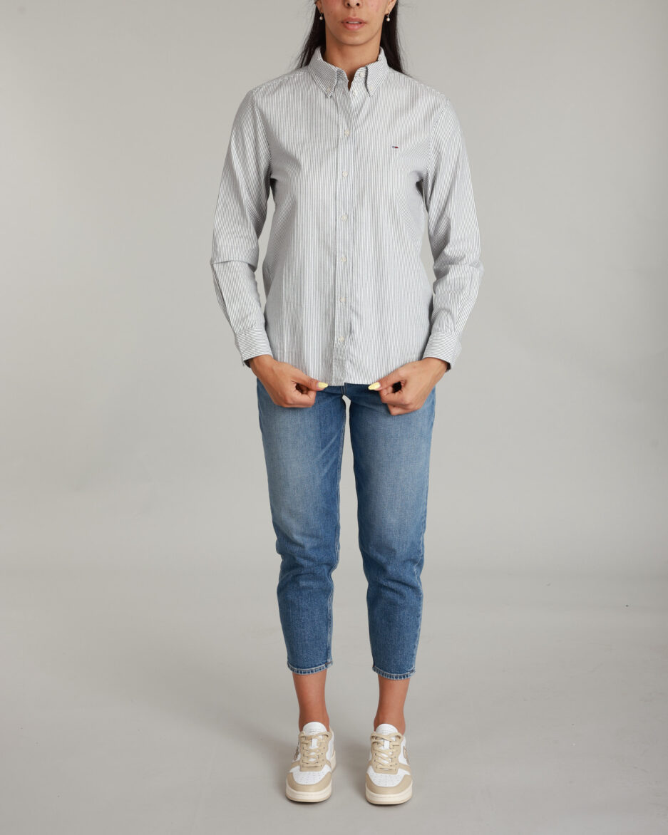 ⁦חולצת אוקספורד רגילה לנשים של Tommy Jeans⁩ – תמונה ⁦7⁩