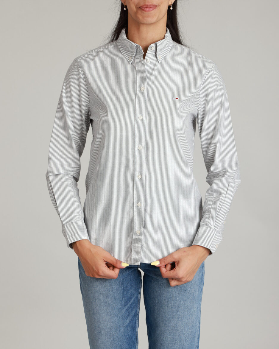 ⁦חולצת אוקספורד רגילה לנשים של Tommy Jeans⁩ – תמונה ⁦5⁩