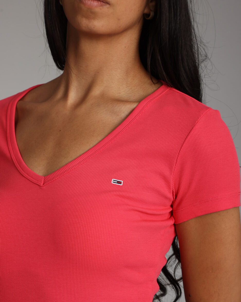⁦חולצת נשים Tommy Hilfiger Essential V-Neck Slim Fit⁩ – תמונה ⁦3⁩