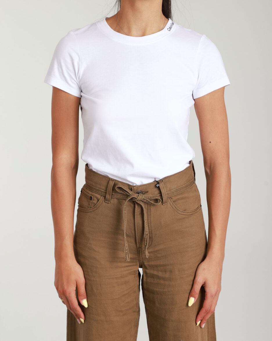 ⁦חולצת טי עם לוגו על הצווארון לנשים מבית Calvin Klein⁩ – תמונה ⁦4⁩