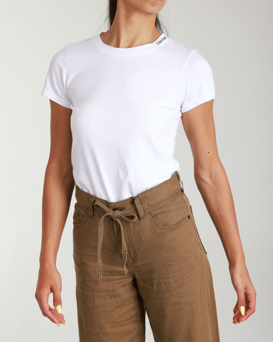 ⁦חולצת טי עם לוגו על הצווארון לנשים מבית Calvin Klein⁩ – תמונה ⁦3⁩