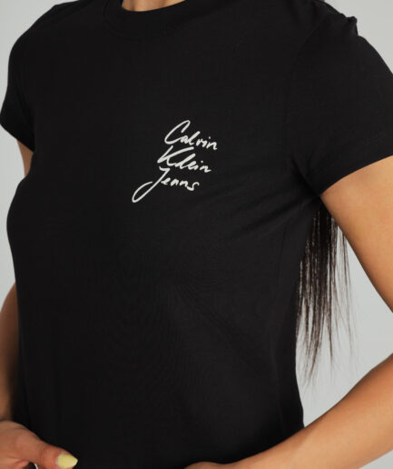 חולצת נשים סלימפיט מבית Calvin Klein