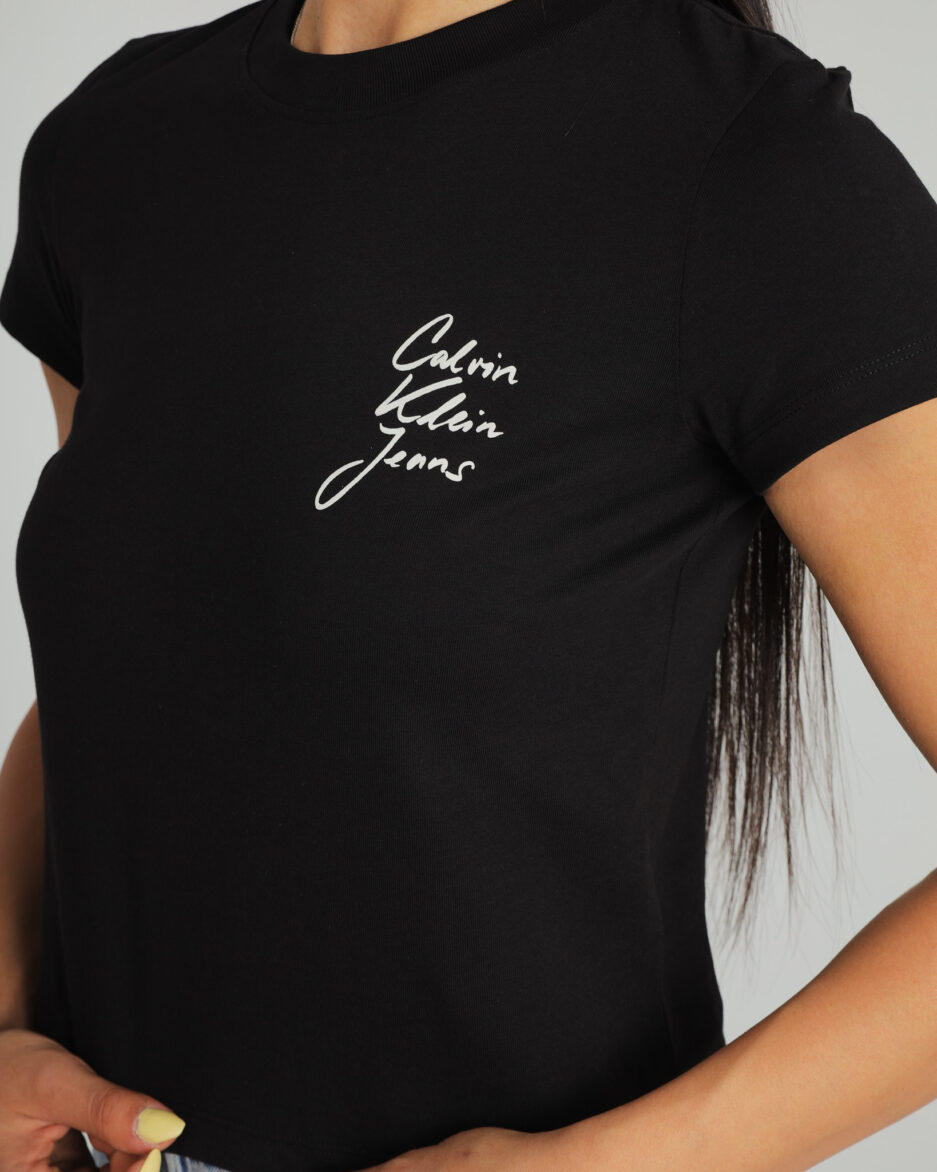 חולצת נשים סלימפיט מבית Calvin Klein