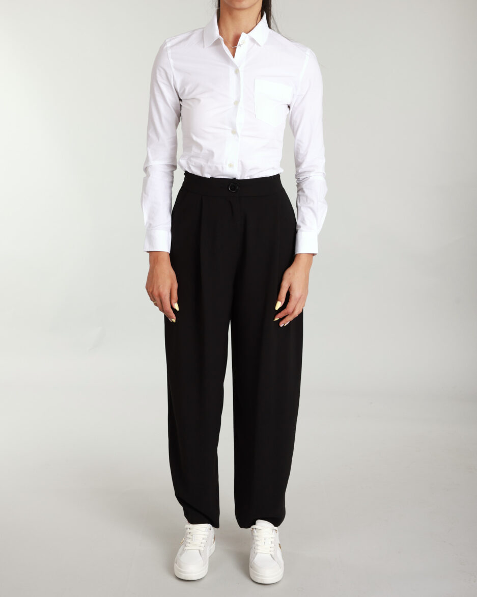 ⁦חולצת פופלין סטרץ' בגזרת Slim לנשים – Lacoste⁩ – תמונה ⁦10⁩