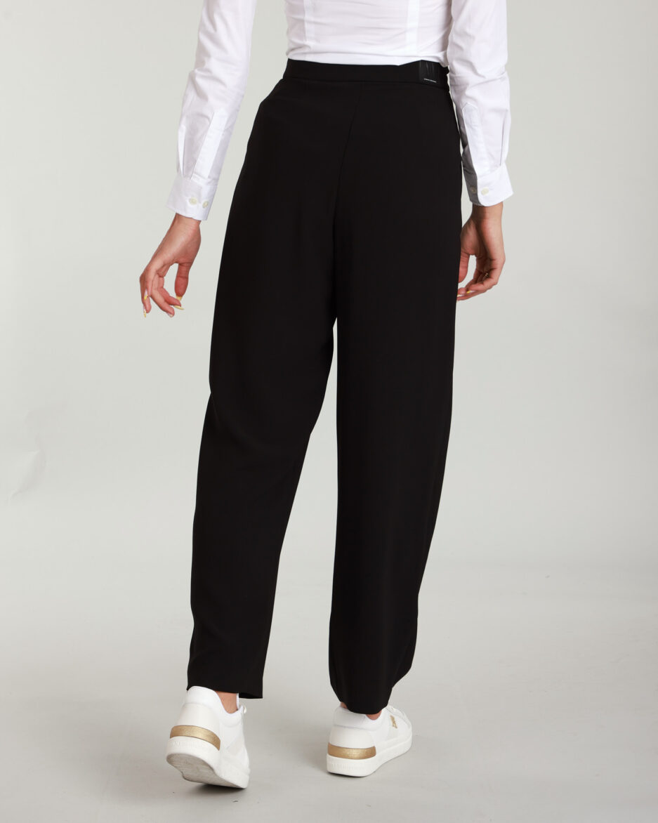 ⁦חולצת פופלין סטרץ' בגזרת Slim לנשים – Lacoste⁩ – תמונה ⁦15⁩