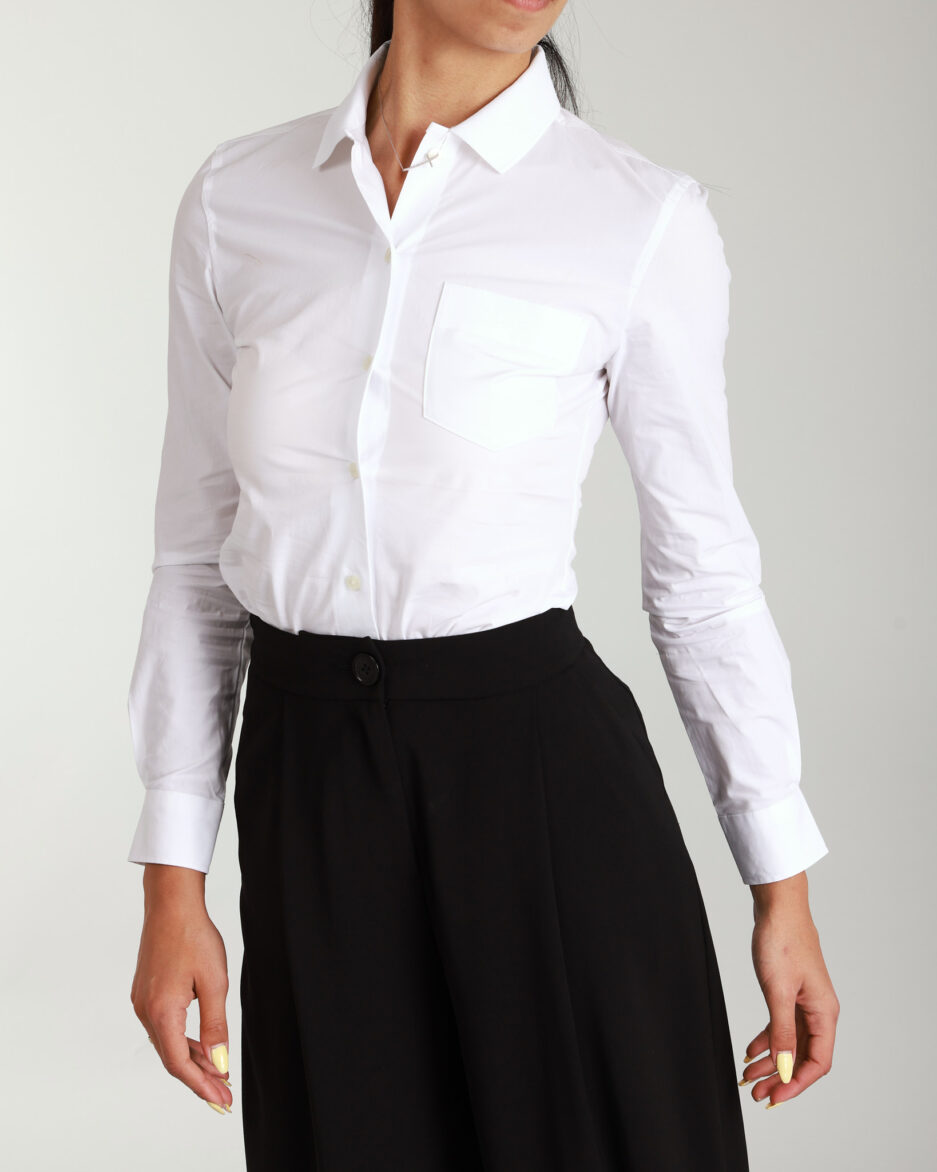 ⁦חולצת פופלין סטרץ' בגזרת Slim לנשים – Lacoste⁩ – תמונה ⁦2⁩