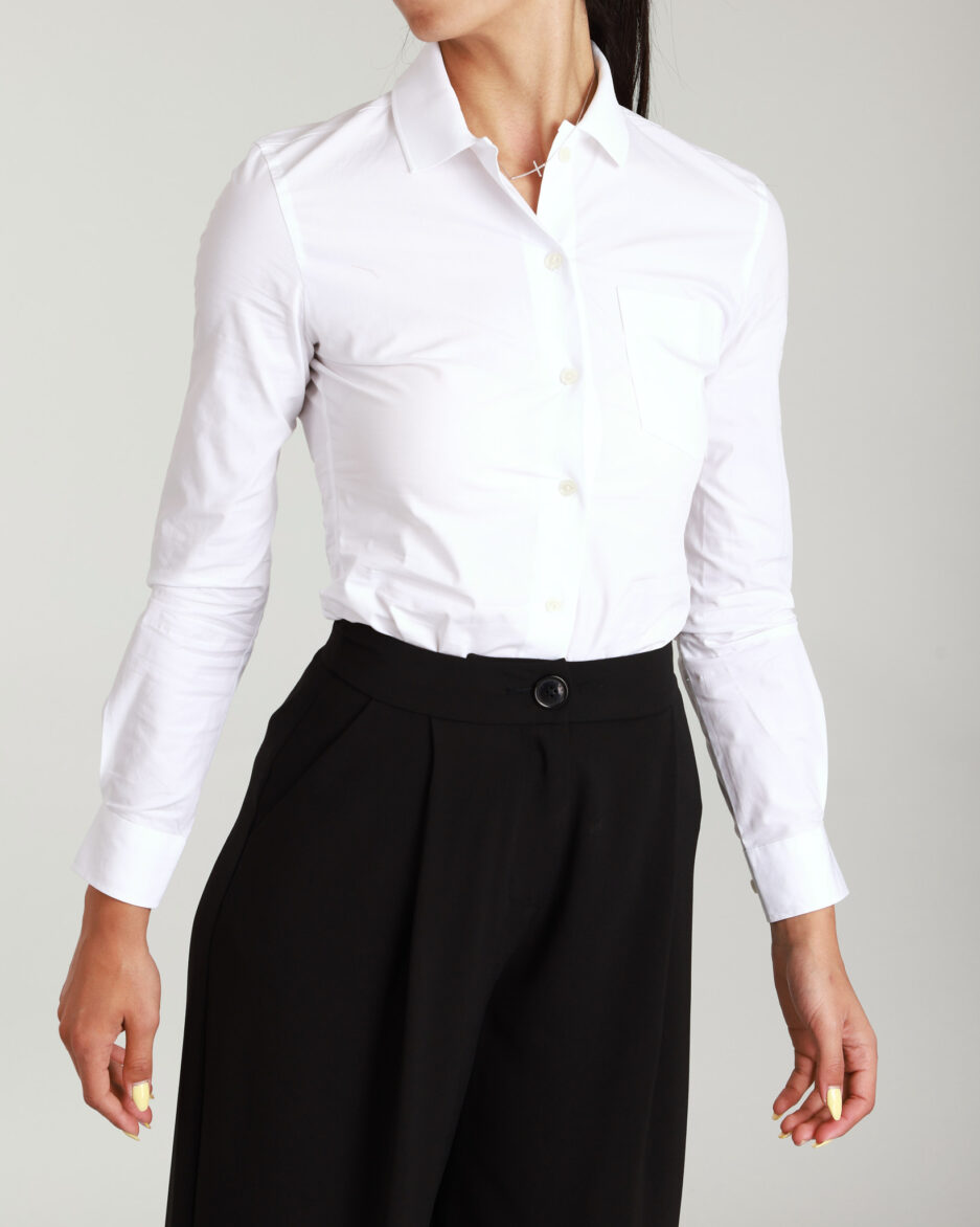 ⁦חולצת פופלין סטרץ' בגזרת Slim לנשים – Lacoste⁩ – תמונה ⁦9⁩