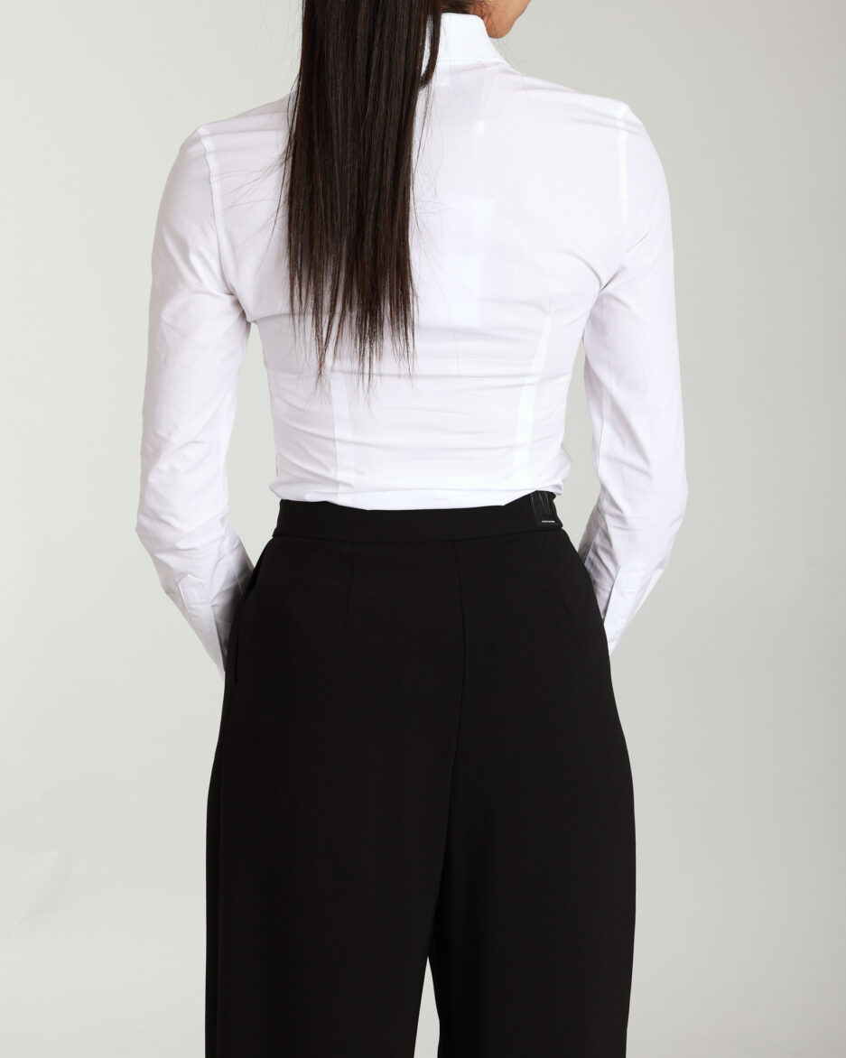 ⁦חולצת פופלין סטרץ' בגזרת Slim לנשים – Lacoste⁩ – תמונה ⁦11⁩