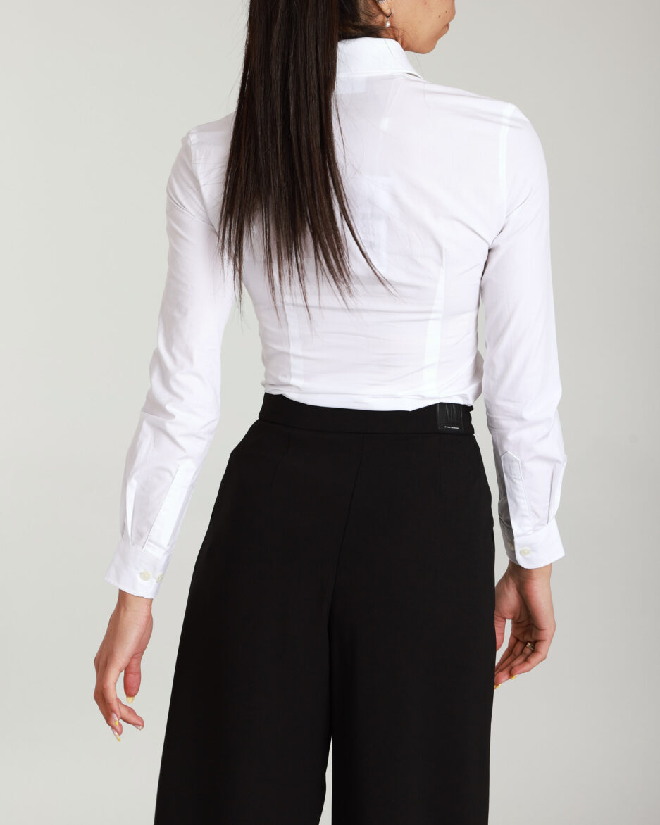 ⁦חולצת פופלין סטרץ' בגזרת Slim לנשים – Lacoste⁩ – תמונה ⁦5⁩