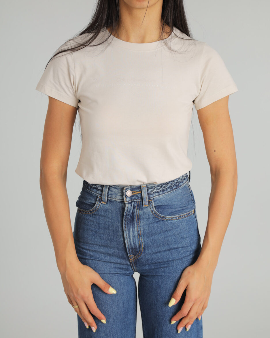 ⁦טי-שירט Slim גרפית לנשים בצבע בז' – Calvin Klein Jeans⁩ – תמונה ⁦5⁩