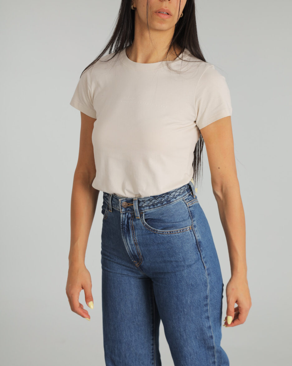 ⁦טי-שירט Slim גרפית לנשים בצבע בז' – Calvin Klein Jeans⁩ – תמונה ⁦7⁩