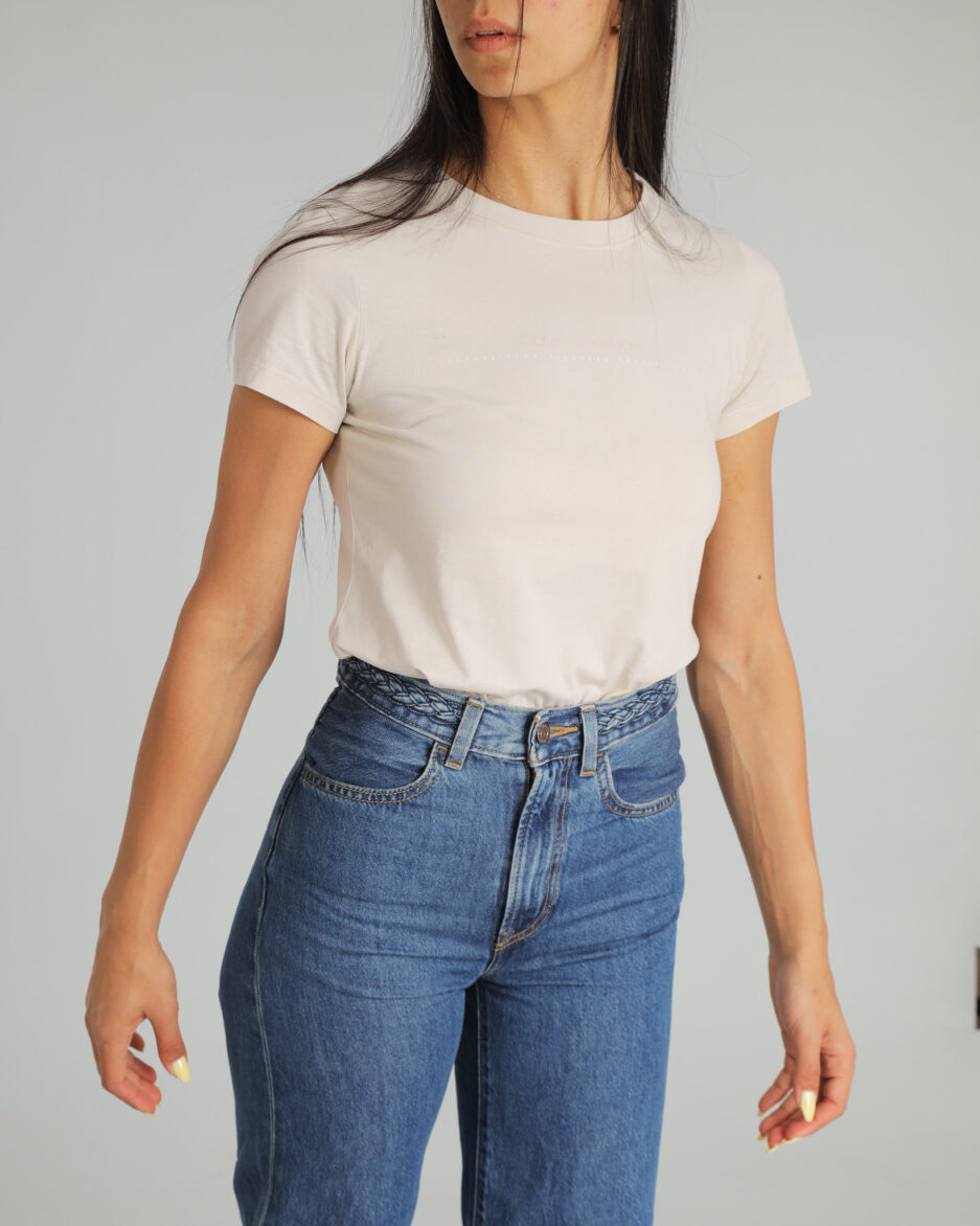 ⁦טי-שירט Slim גרפית לנשים בצבע בז' – Calvin Klein Jeans⁩ – תמונה ⁦6⁩