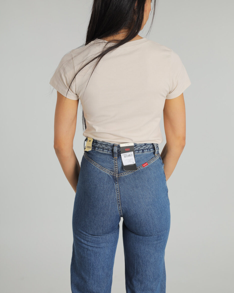 ⁦טי-שירט Slim גרפית לנשים בצבע בז' – Calvin Klein Jeans⁩ – תמונה ⁦8⁩