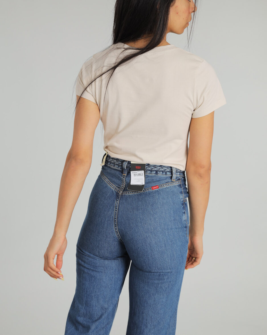 ⁦טי-שירט Slim גרפית לנשים בצבע בז' – Calvin Klein Jeans⁩ – תמונה ⁦4⁩