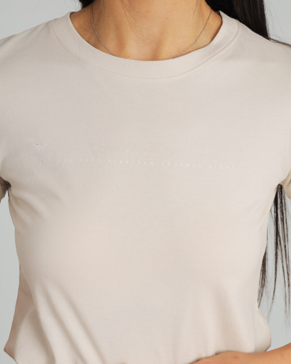⁦טי-שירט Slim גרפית לנשים בצבע בז' – Calvin Klein Jeans⁩ – תמונה ⁦3⁩