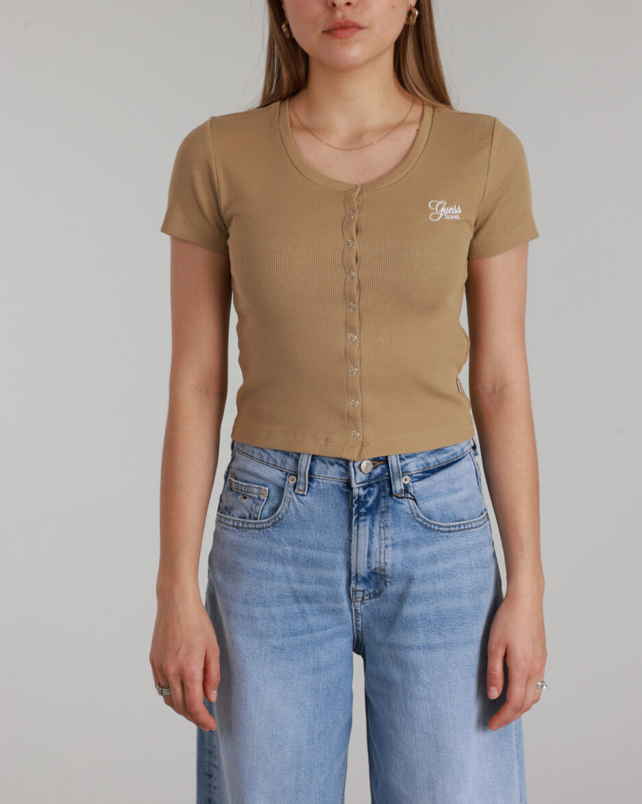 ⁦טופ קצר עם כפתורים ולוגו רקום GUESS לנשים – גזרת Slim⁩ – תמונה ⁦13⁩