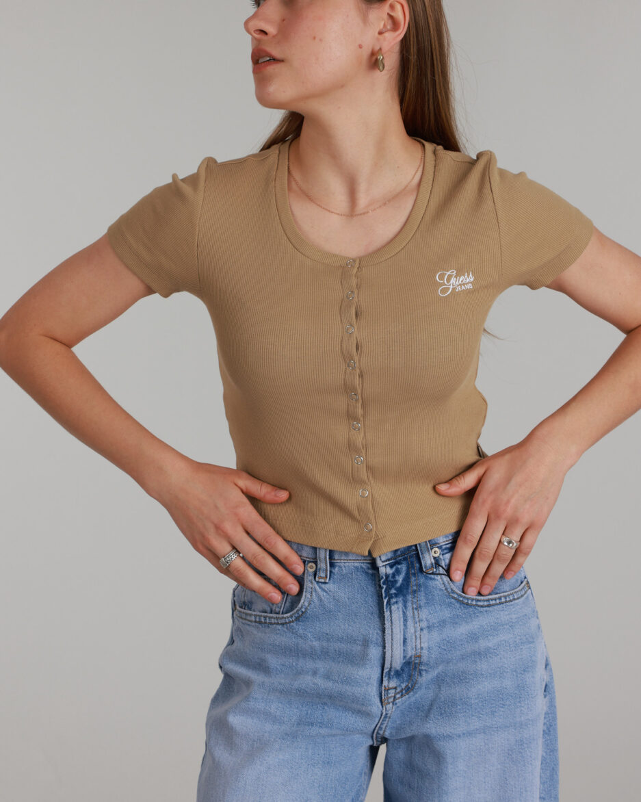 ⁦טופ קצר עם כפתורים ולוגו רקום GUESS לנשים – גזרת Slim⁩ – תמונה ⁦2⁩