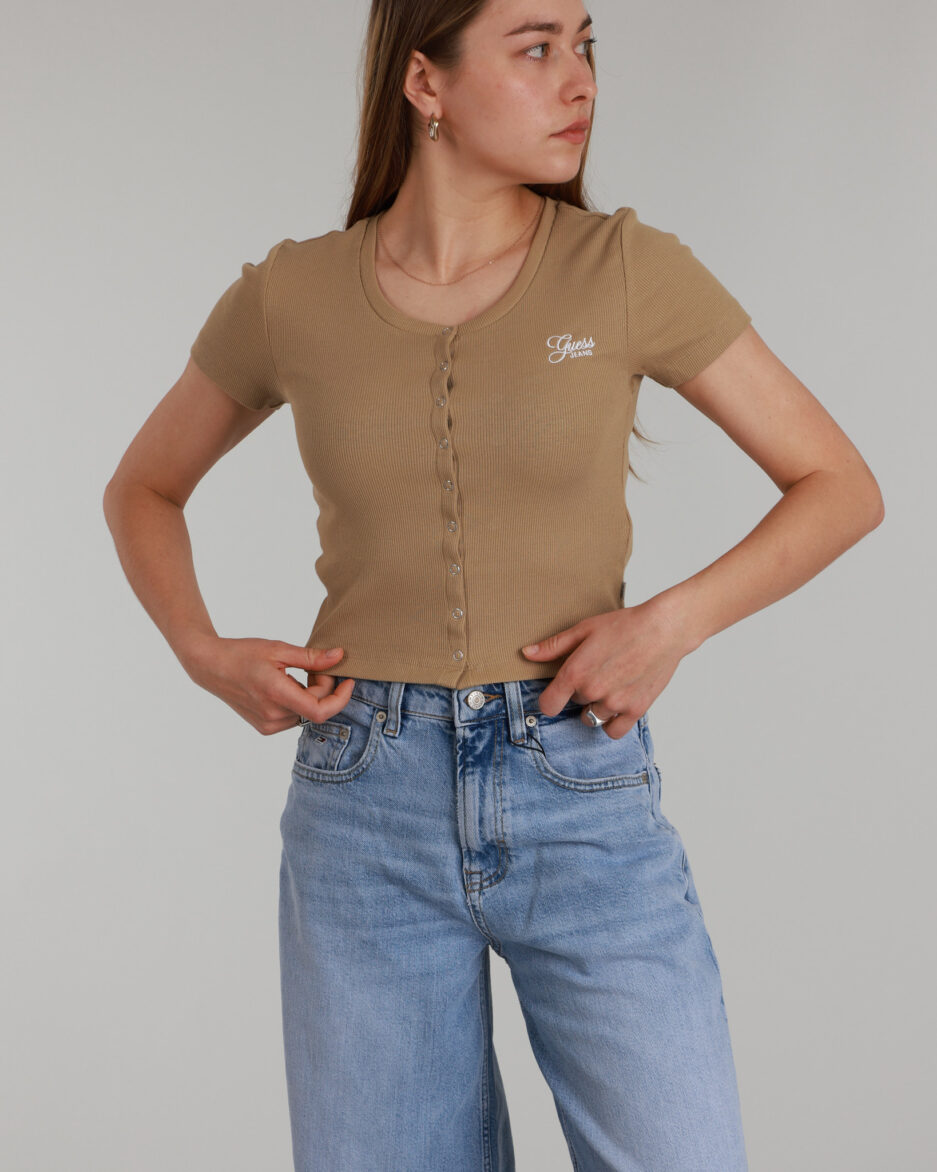 ⁦טופ קצר עם כפתורים ולוגו רקום GUESS לנשים – גזרת Slim⁩ – תמונה ⁦7⁩