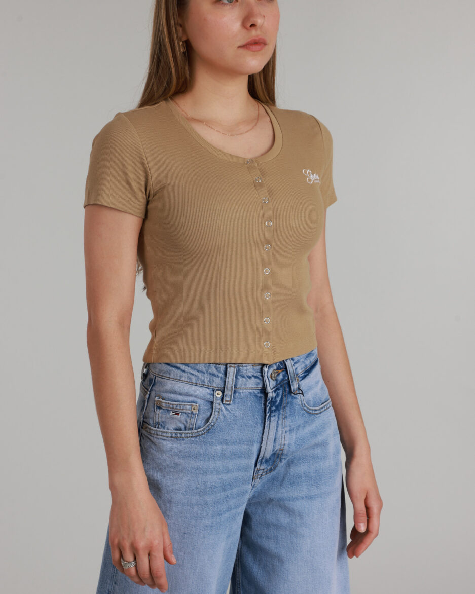 ⁦טופ קצר עם כפתורים ולוגו רקום GUESS לנשים – גזרת Slim⁩ – תמונה ⁦5⁩