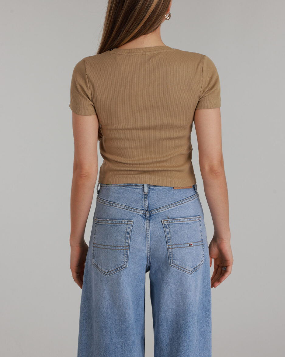 ⁦טופ קצר עם כפתורים ולוגו רקום GUESS לנשים – גזרת Slim⁩ – תמונה ⁦12⁩