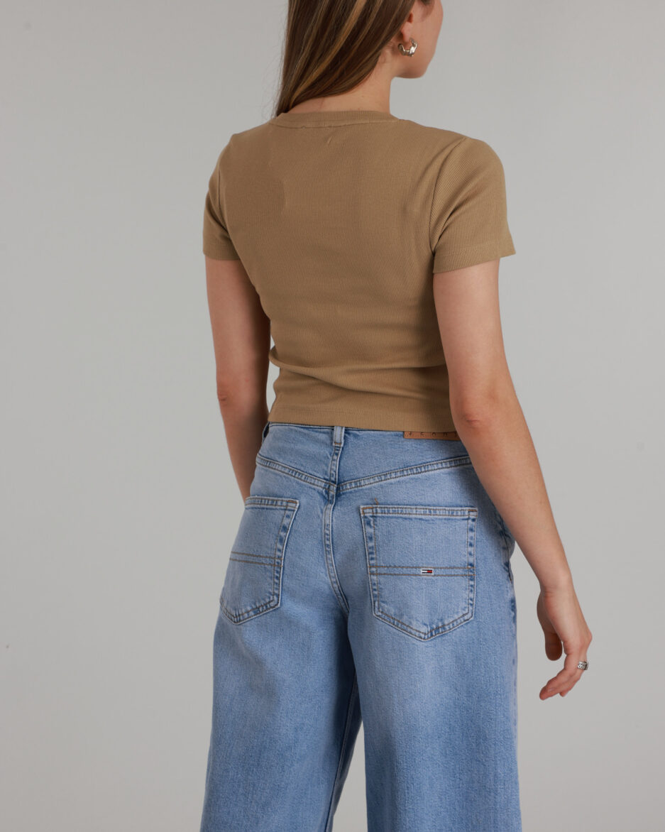 ⁦טופ קצר עם כפתורים ולוגו רקום GUESS לנשים – גזרת Slim⁩ – תמונה ⁦6⁩