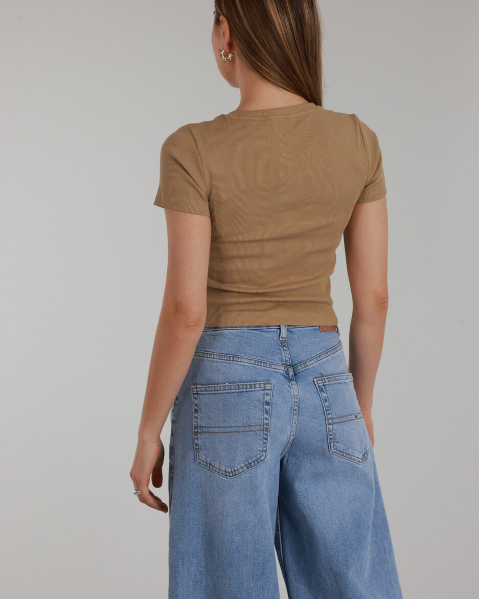 ⁦טופ קצר עם כפתורים ולוגו רקום GUESS לנשים – גזרת Slim⁩ – תמונה ⁦11⁩