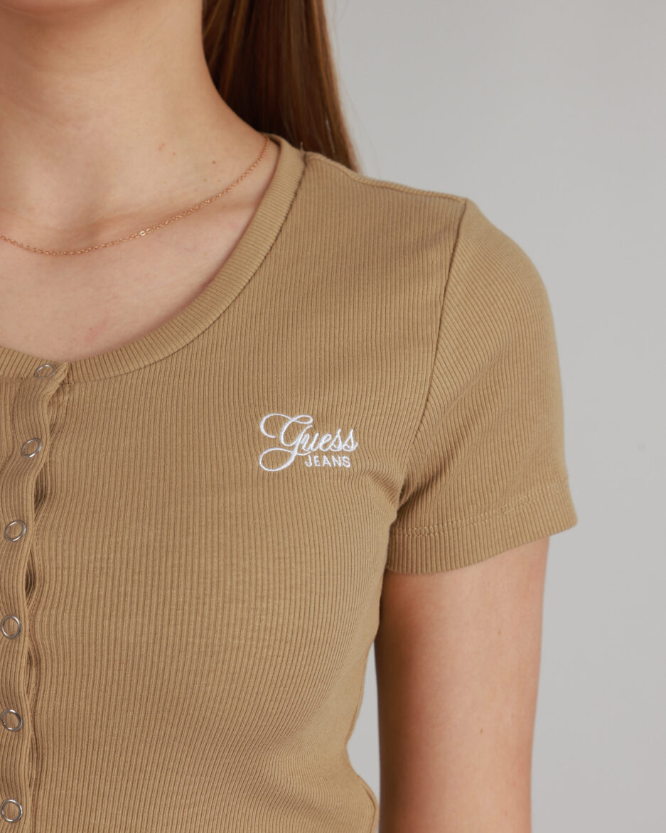 ⁦טופ קצר עם כפתורים ולוגו רקום GUESS לנשים – גזרת Slim⁩ – תמונה ⁦3⁩
