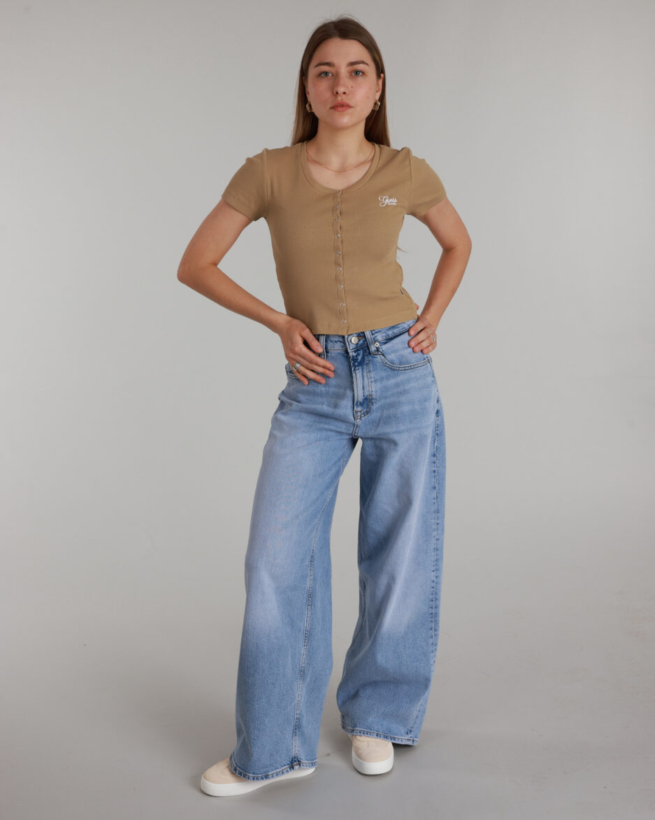 ⁦טופ קצר עם כפתורים ולוגו רקום GUESS לנשים – גזרת Slim⁩ – תמונה ⁦10⁩