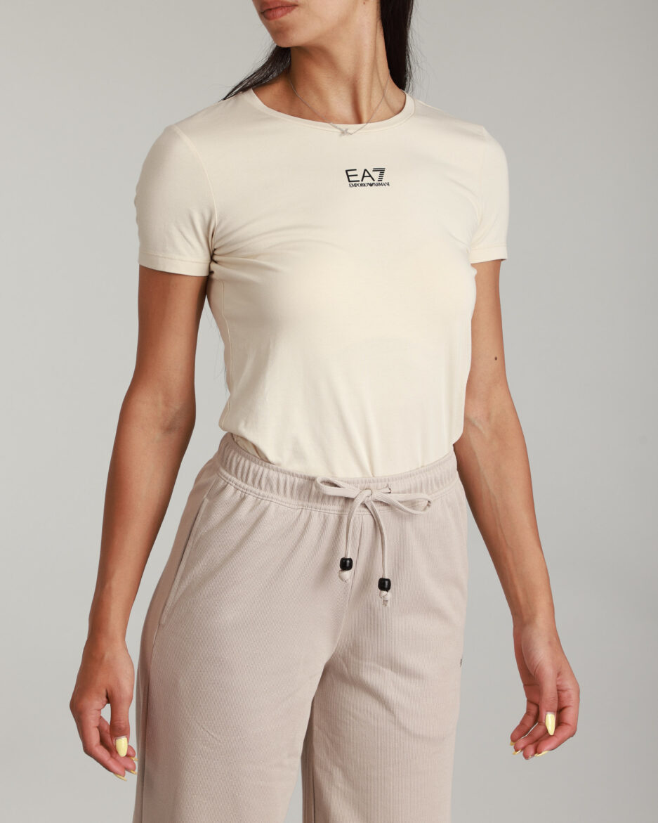 ⁦EA7 Emporio Armani – טי שירט בגוון בז׳ עם לוגו מובנה⁩ – תמונה ⁦6⁩