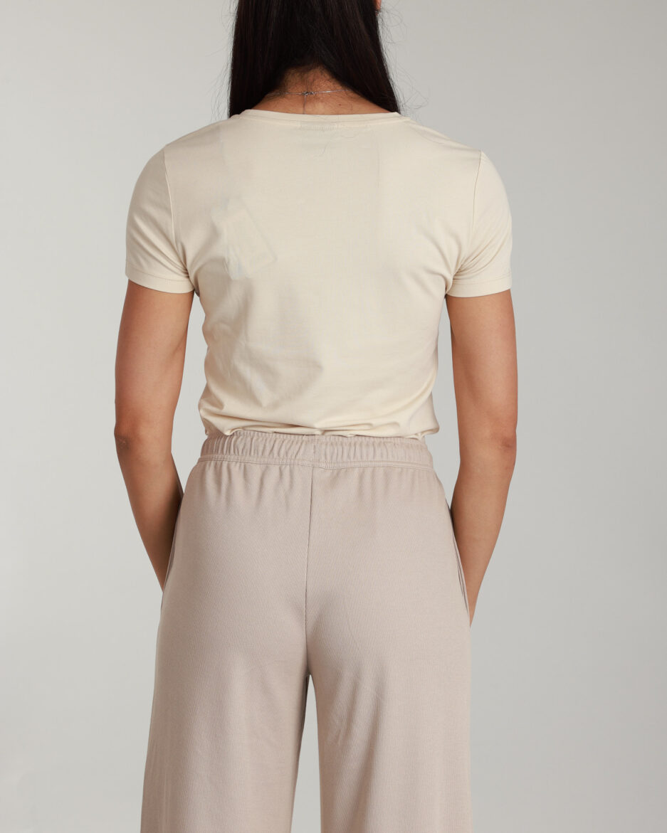 ⁦EA7 Emporio Armani – טי שירט בגוון בז׳ עם לוגו מובנה⁩ – תמונה ⁦9⁩