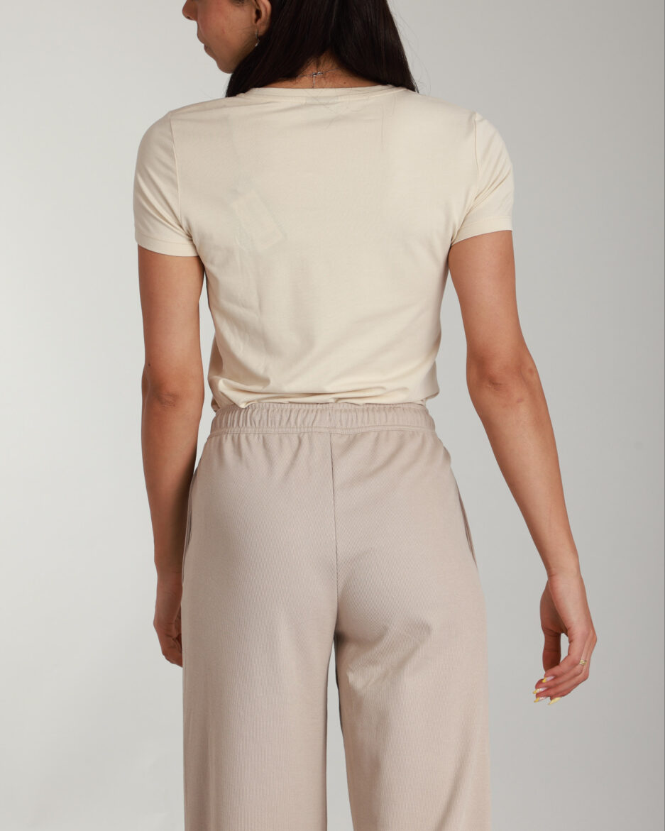 ⁦EA7 Emporio Armani – טי שירט בגוון בז׳ עם לוגו מובנה⁩ – תמונה ⁦8⁩