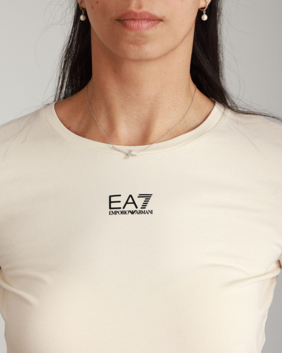 ⁦EA7 Emporio Armani – טי שירט בגוון בז׳ עם לוגו מובנה⁩ – תמונה ⁦4⁩