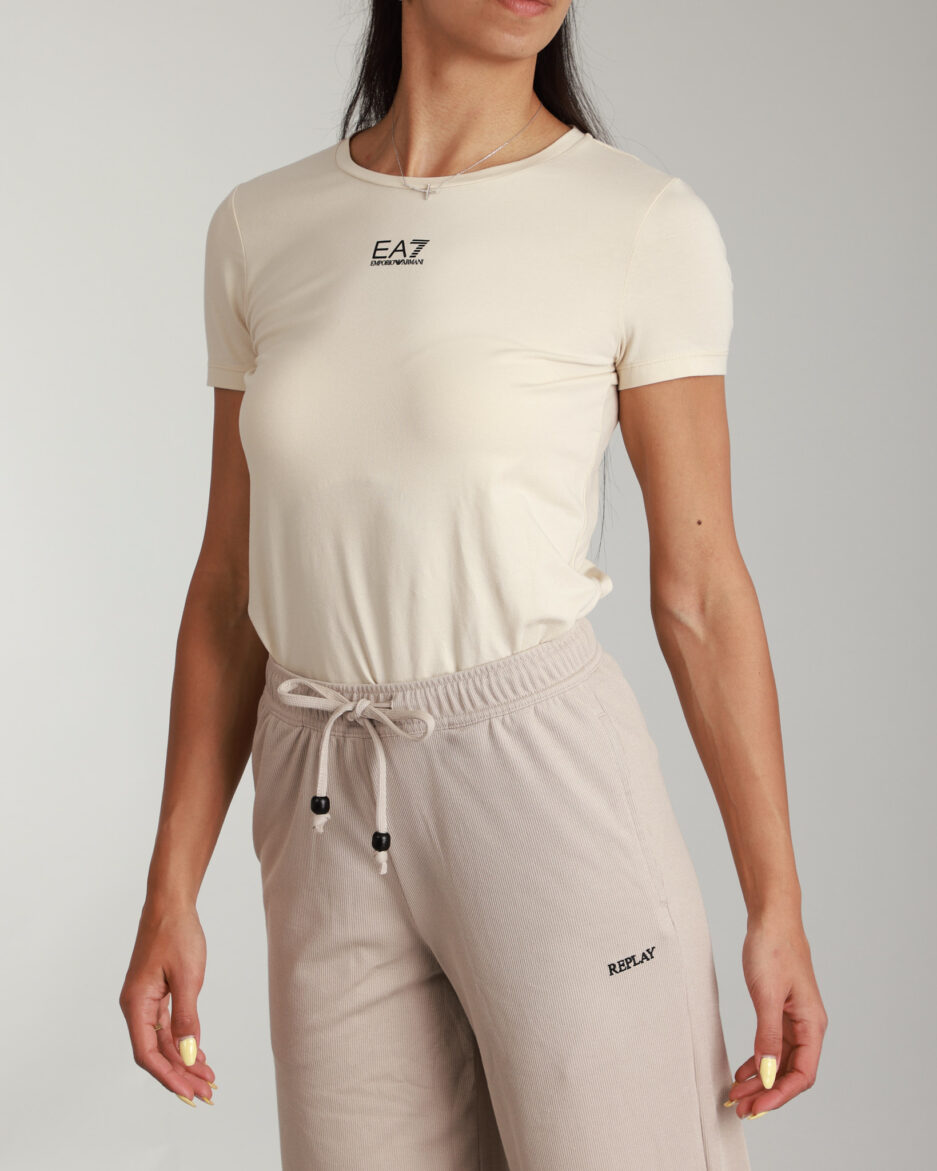 ⁦EA7 Emporio Armani – טי שירט בגוון בז׳ עם לוגו מובנה⁩ – תמונה ⁦2⁩