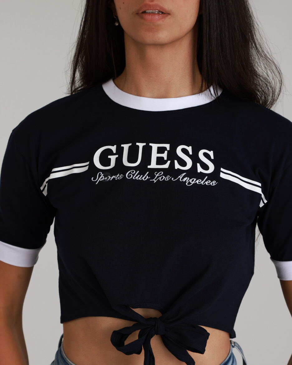 ⁦טי שירט עם לוגו וקשר לנשים מבית GUESS⁩ – תמונה ⁦8⁩