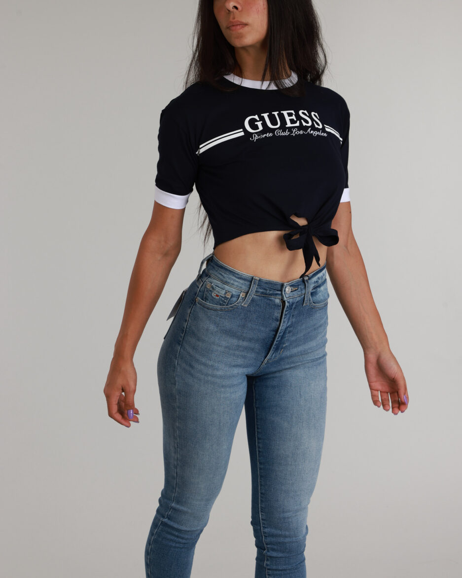 ⁦טי שירט עם לוגו וקשר לנשים מבית GUESS⁩ – תמונה ⁦4⁩