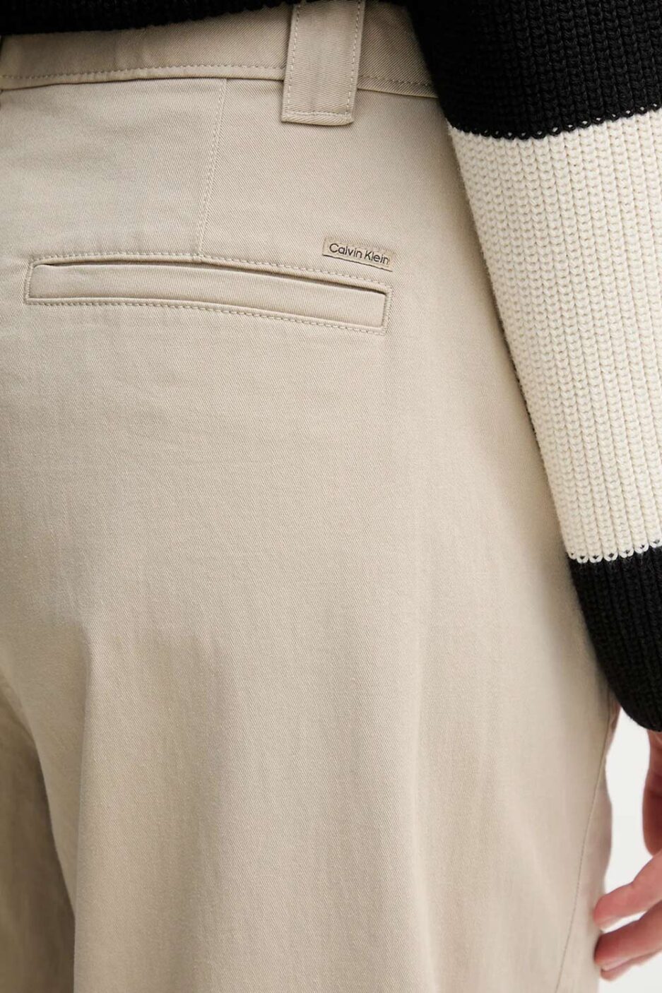 ⁦מכנסי Calvin Klein בז׳ High Waist⁩ – תמונה ⁦4⁩