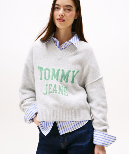 סוודר וי־ניק Varsity לנשים Tommy Jeans