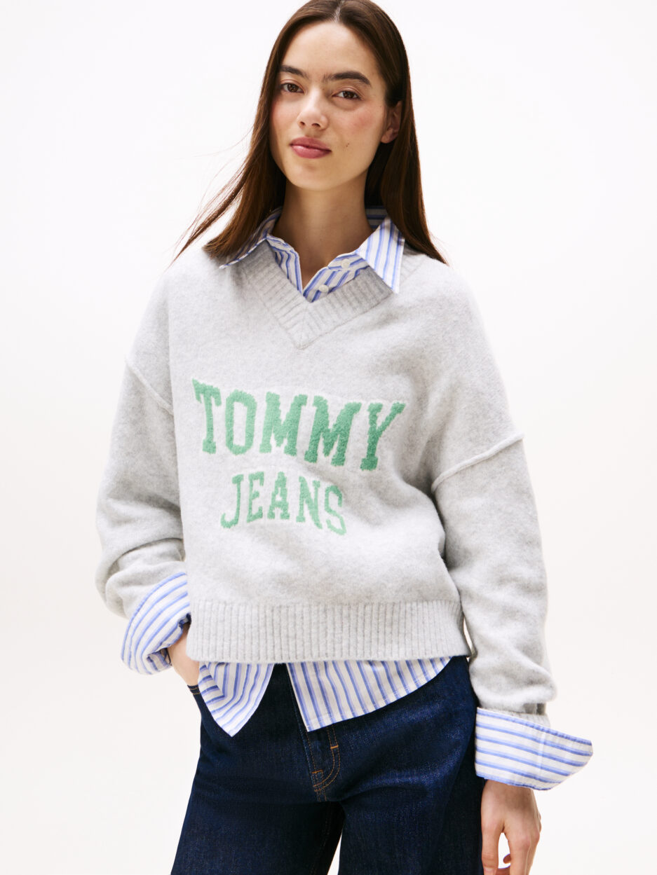סוודר וי־ניק Varsity לנשים Tommy Jeans