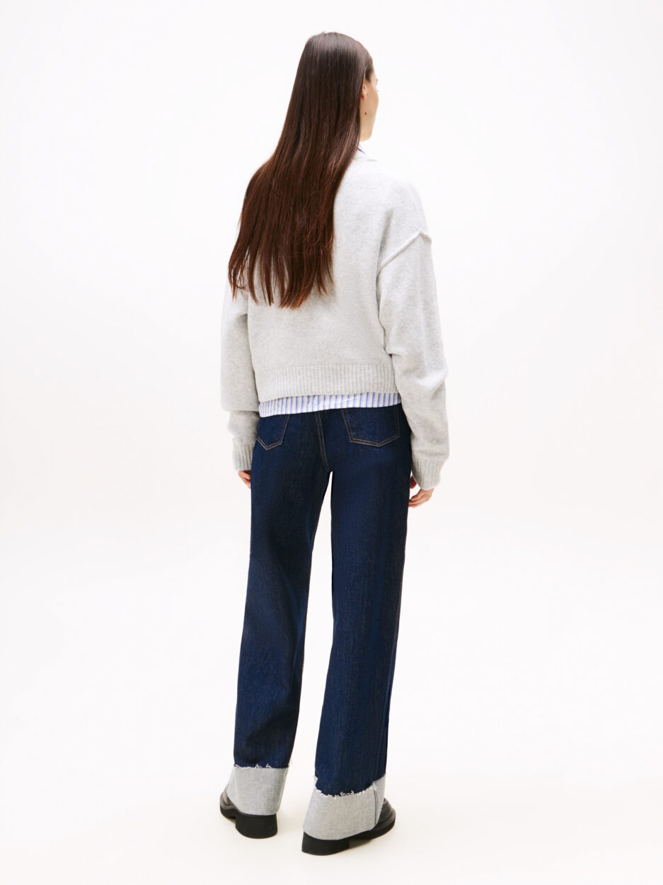 ⁦סוודר וי־ניק Varsity לנשים Tommy Jeans⁩ – תמונה ⁦5⁩
