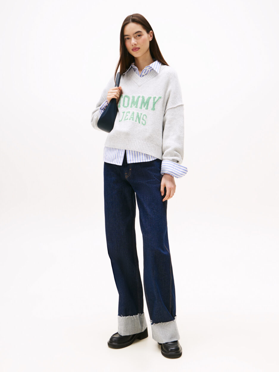 ⁦סוודר וי־ניק Varsity לנשים Tommy Jeans⁩ – תמונה ⁦6⁩