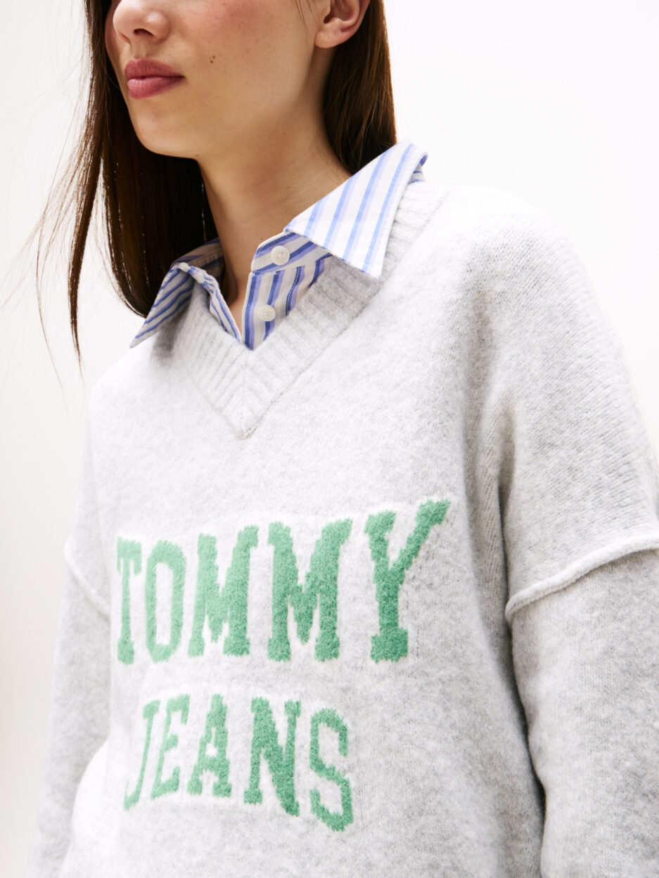 ⁦סוודר וי־ניק Varsity לנשים Tommy Jeans⁩ – תמונה ⁦3⁩